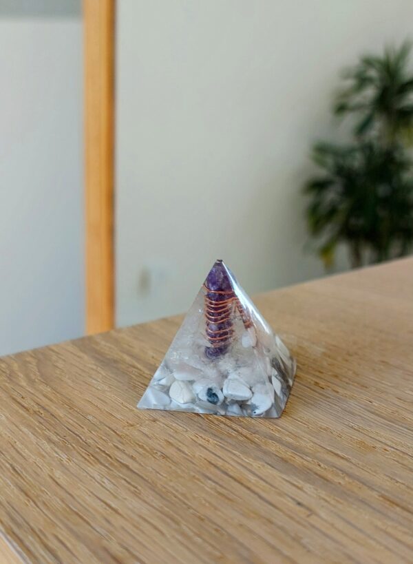 Orgonite 3 cm lepidolote howlite